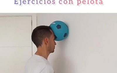 Fisiocinco os enseña en este video un ejercicio con pelota para fortalecer la zona cervical